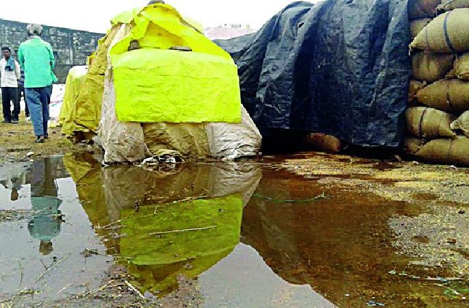 Due to unseasonal rains in the shopping center, | खरेदी केंद्रावरील धानाला अवकाळी पावसाचा फटका