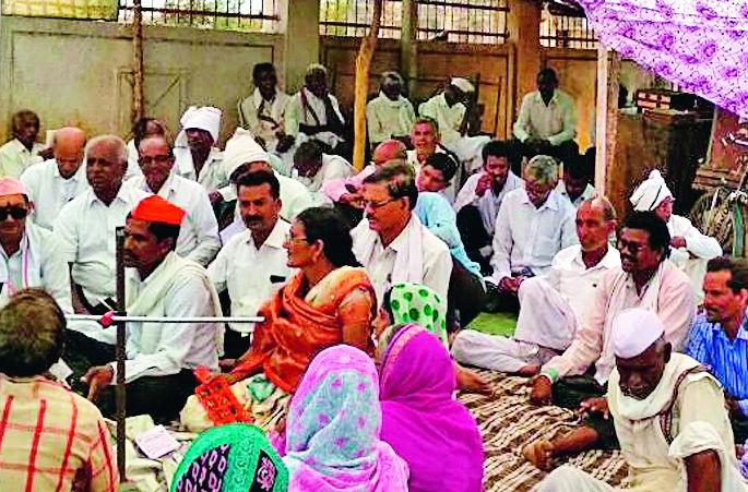 The movement to take over the responsibility of the President of the Service Co-operative Society | सेवा सहकारी संस्थेच्या अध्यक्षांचे धरणे आंदोलन The movement to take over the responsibility of the President of the Service Co-operative Society | सेवा सहकारी संस्थेच्या अध्यक्षांचे धरणे आंदोलन