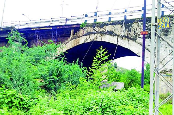 The demolition of a dilapidated flight delayed again | जीर्ण उड्डाणपूल पाडण्याचे काम पुन्हा लांबणीवर The demolition of a dilapidated flight delayed again | जीर्ण उड्डाणपूल पाडण्याचे काम पुन्हा लांबणीवर