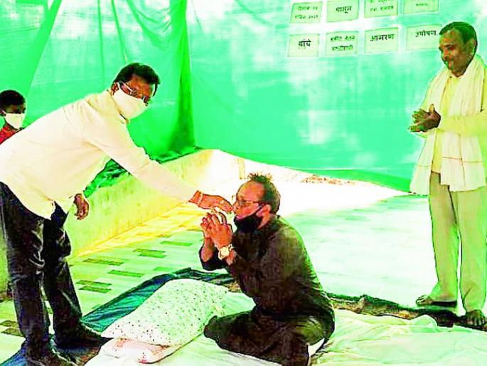 Ramteke went on a hunger strike for his rightful salary | हक्काच्या पगारासाठी रामटेके बसले उपोषणावर Ramteke went on a hunger strike for his rightful salary | हक्काच्या पगारासाठी रामटेके बसले उपोषणावर