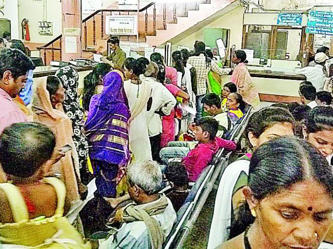 Behavior of customers by bank employees | बँक कर्मचाऱ्यांकडून ग्राहकांना असभ्य वागणूक Behavior of customers by bank employees | बँक कर्मचाऱ्यांकडून ग्राहकांना असभ्य वागणूक