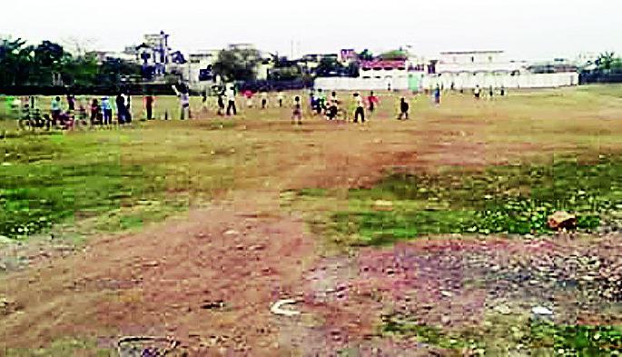 Dormitory hall | सूर्याटोला मैदान बनला दारूड्यांचा अड्डा Dormitory hall | सूर्याटोला मैदान बनला दारूड्यांचा अड्डा