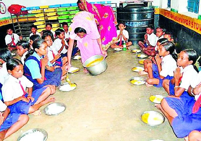 Vegetables for three months, fuel money tired | तीन महिन्यापासून भाजीपाला, इंधनाचे पैसे थकले