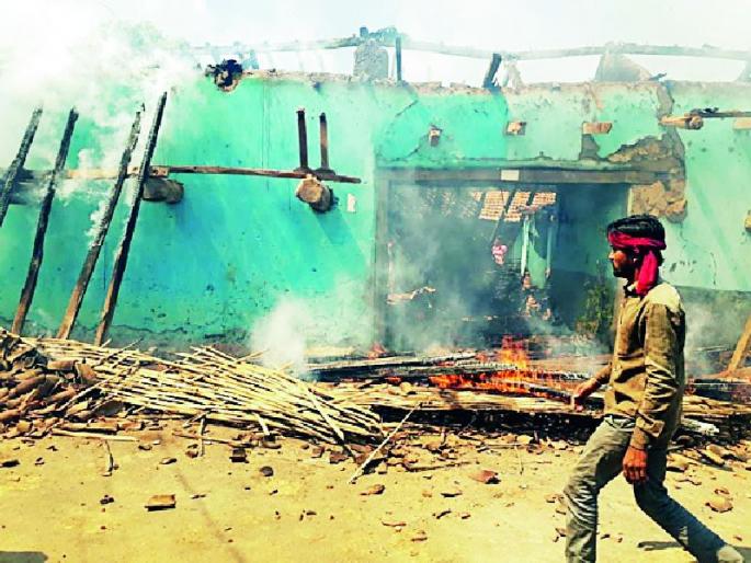 Loss of two and a half lakhs of fire in the mud | गोठ्याला आग लागून अडीच लाखाचे नुकसान Loss of two and a half lakhs of fire in the mud | गोठ्याला आग लागून अडीच लाखाचे नुकसान