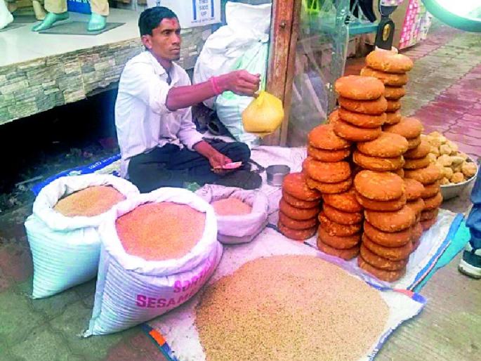 Increased crowd for the purchase of sesame seeds | संक्रांतीनिमित्त तीळ खरेदीसाठी वाढली गर्दी Increased crowd for the purchase of sesame seeds | संक्रांतीनिमित्त तीळ खरेदीसाठी वाढली गर्दी