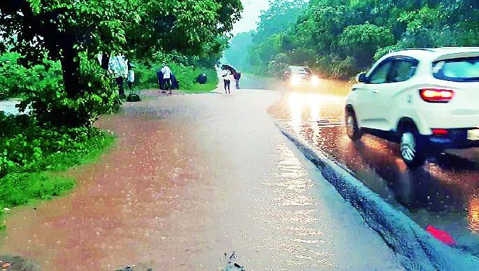 The presence of rainfall everywhere in the district | जिल्ह्यात सर्वत्र पावसाची हजेरी The presence of rainfall everywhere in the district | जिल्ह्यात सर्वत्र पावसाची हजेरी