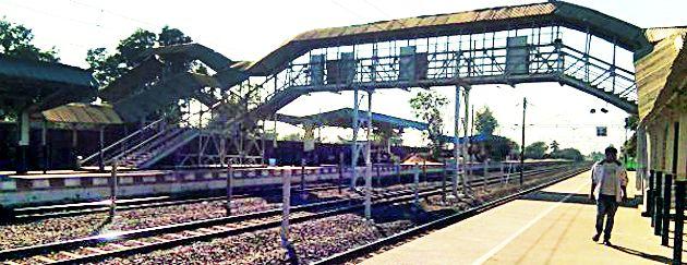 Stop the construction of the bridge at Tiroda Railway Station | तिरोडा रेल्वे स्थानकावरील पुलाचे बांधकाम थांबवा