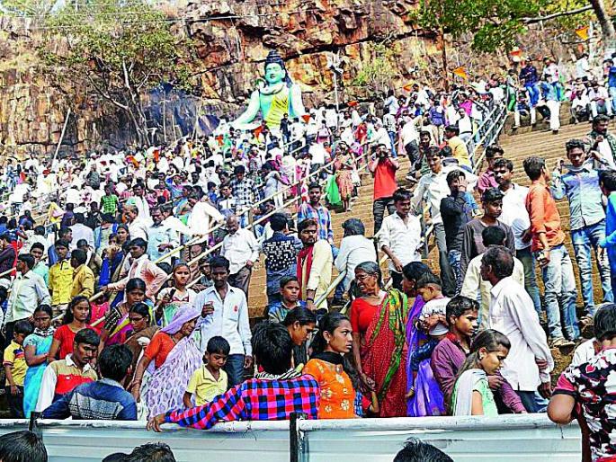 Lotus devotees flood on Pratapgad | प्रतापगडावर लोटला भक्तांचा महापूर Lotus devotees flood on Pratapgad | प्रतापगडावर लोटला भक्तांचा महापूर