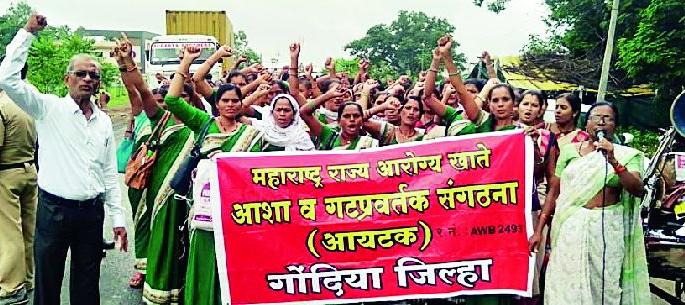 Asha Sevika, group promoters march to ZP | आशा सेविका, गटप्रवर्तकांचा जि.प.वर मोर्चा Asha Sevika, group promoters march to ZP | आशा सेविका, गटप्रवर्तकांचा जि.प.वर मोर्चा