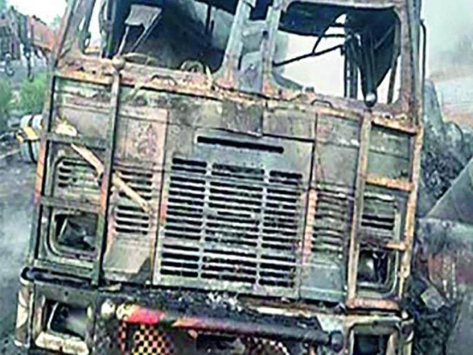 A truck loaded with chemicals | रासायनिक द्रव्याने भरलेल्या ट्रकची हाेळी A truck loaded with chemicals | रासायनिक द्रव्याने भरलेल्या ट्रकची हाेळी