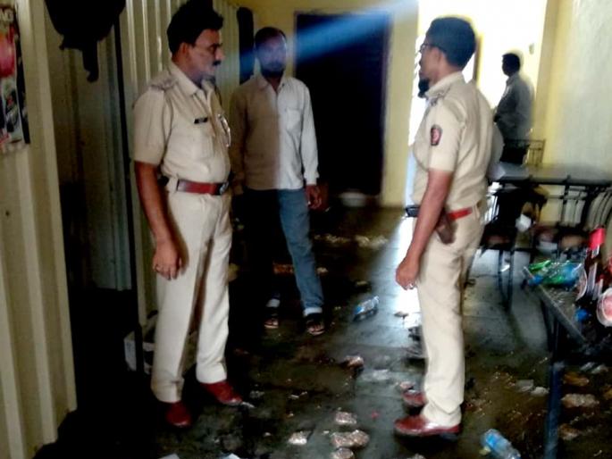 Party steal Kelly steal in the bar | पार्टी झोडून बारमध्ये केली चोरी Party steal Kelly steal in the bar | पार्टी झोडून बारमध्ये केली चोरी