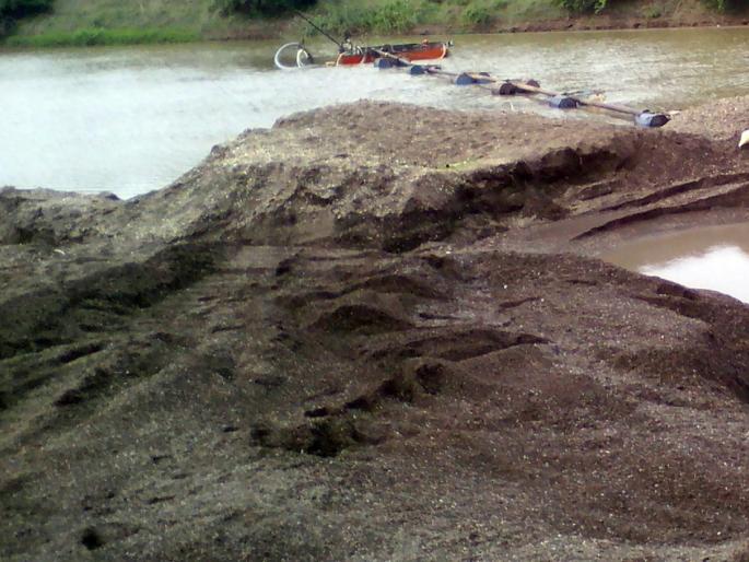 Since there is no blockage of illegal mining on the sand deficit, the gander on the Sarpanch | वाळू घाटावरील अवैध उत्खनन रोखले नसल्याने सरपंचावर गंडांतर Since there is no blockage of illegal mining on the sand deficit, the gander on the Sarpanch | वाळू घाटावरील अवैध उत्खनन रोखले नसल्याने सरपंचावर गंडांतर