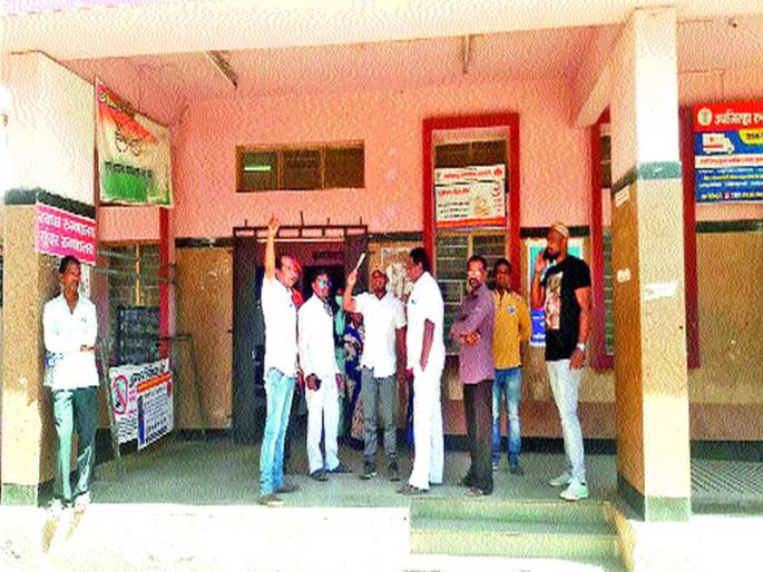 Manmad: A strong hoax against the administration was sent to the employees | मनमाड : प्रशासनाविरोधात जोरदार घोषणाबाजी कर्मचाºयांना कोंडले Manmad: A strong hoax against the administration was sent to the employees | मनमाड : प्रशासनाविरोधात जोरदार घोषणाबाजी कर्मचाºयांना कोंडले