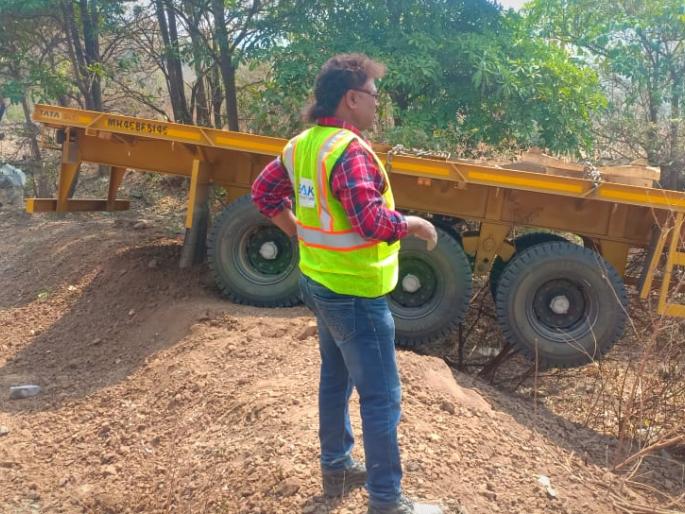 Truck hits the container; Two killed in accident | कंटेनरला ट्रकची धडक ; अपघातात दोन ठार Truck hits the container; Two killed in accident | कंटेनरला ट्रकची धडक ; अपघातात दोन ठार