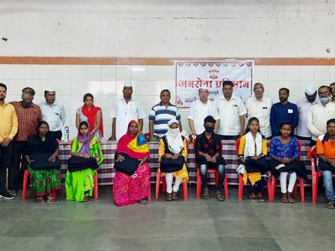 Distribute blankets to the needy | गरजूंना ब्लँकेट वाटप