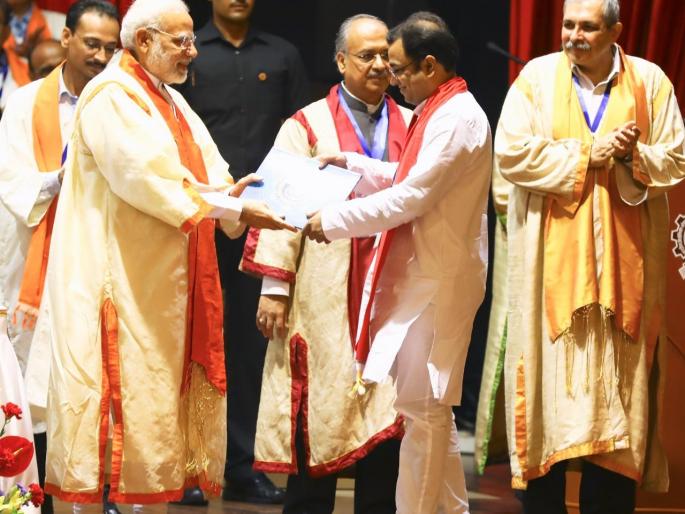  Glory at the hands of the Prime Minister of Mulher | मुल्हेरच्या सोनवणेंचा पंतप्रधानांच्या हस्ते गौरव