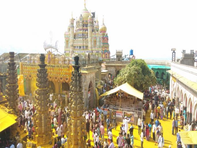 Yelkot Yelkot Jai Malhar, devotees took the view of Khanderai | येळकोट येळकोट जय मल्हार च्या गजरात लाखो भाविकांनी घेतले खंडेरायाचे दर्शन Yelkot Yelkot Jai Malhar, devotees took the view of Khanderai | येळकोट येळकोट जय मल्हार च्या गजरात लाखो भाविकांनी घेतले खंडेरायाचे दर्शन