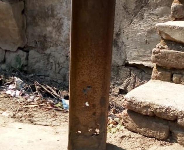 Dangerous electric wires with weak pillars | कमकुवत खांबासह विजेच्या तारा बनल्या धोकादायक Dangerous electric wires with weak pillars | कमकुवत खांबासह विजेच्या तारा बनल्या धोकादायक