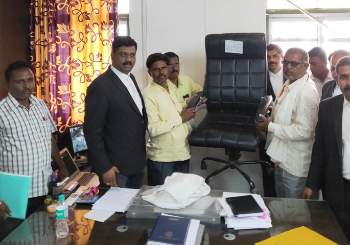 Neglect of increased farming of farmers; At the squad office for the seizure of materials | शेतकऱ्याच्या वाढीव मावेजाकडे दुर्लक्ष; साहित्य जप्तीसाठी पथक जिल्हाधिकारी कार्यालयात Neglect of increased farming of farmers; At the squad office for the seizure of materials | शेतकऱ्याच्या वाढीव मावेजाकडे दुर्लक्ष; साहित्य जप्तीसाठी पथक जिल्हाधिकारी कार्यालयात