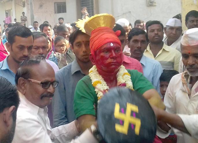 Panchami festival at Tembhurni ends | आईच्या सोंगाने पंचमीची उत्साहात सांगता Panchami festival at Tembhurni ends | आईच्या सोंगाने पंचमीची उत्साहात सांगता