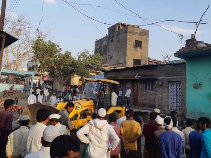 Hammer on encroachment | मंठ्यात अतिक्रमणांवर हातोडा Hammer on encroachment | मंठ्यात अतिक्रमणांवर हातोडा