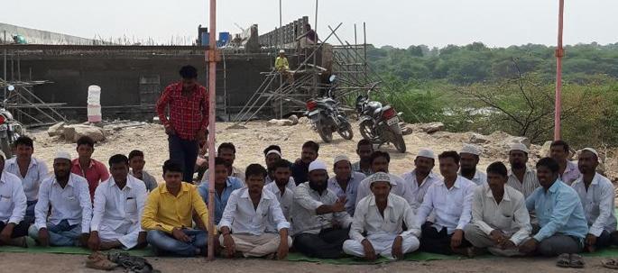 The movement of the Baghwan community for grazing land | स्मशानभूमीच्या जागेसाठी बागवान समाजाचे ठिय्या आंदोलन