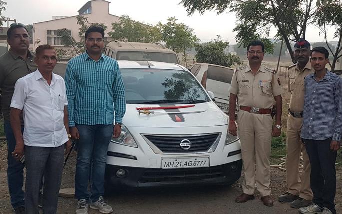 Police take the sword from the car | कारमधून तलवार नेणारा पोलिसांच्या ताब्यात Police take the sword from the car | कारमधून तलवार नेणारा पोलिसांच्या ताब्यात