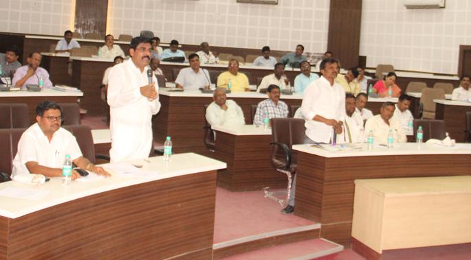 Water scarcity issue in the Standing Committee | स्थायी समितीत गाजला पाणी टंचाईचा मुद्दा Water scarcity issue in the Standing Committee | स्थायी समितीत गाजला पाणी टंचाईचा मुद्दा