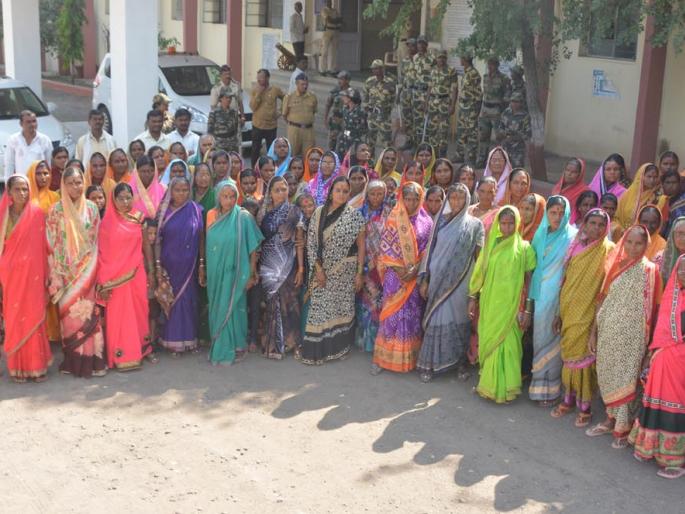 Women's plea against wine shop | दारूबंदीसाठी महिलांचे निवेदन Women's plea against wine shop | दारूबंदीसाठी महिलांचे निवेदन