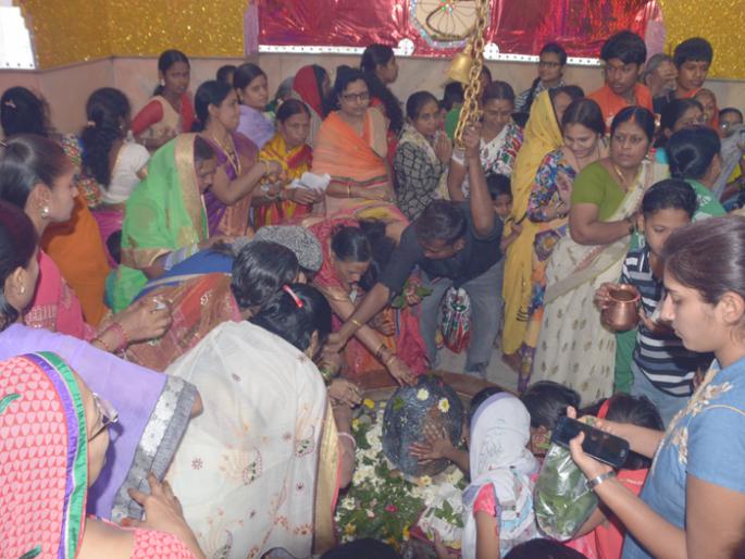 Hymns for the observance of Lord Shiva | शिवदर्शनासाठी भाविकांच्या रांगा