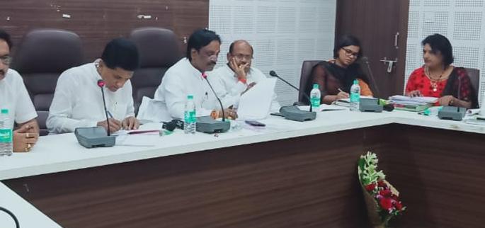 Officials take review of various issues | अधिकाऱ्यांनी वाचला विविध समस्यांचा पाढा Officials take review of various issues | अधिकाऱ्यांनी वाचला विविध समस्यांचा पाढा