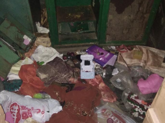 One and a half million issues lump | साडेअकरा लाखांचा मुद्देमाल लंपास One and a half million issues lump | साडेअकरा लाखांचा मुद्देमाल लंपास