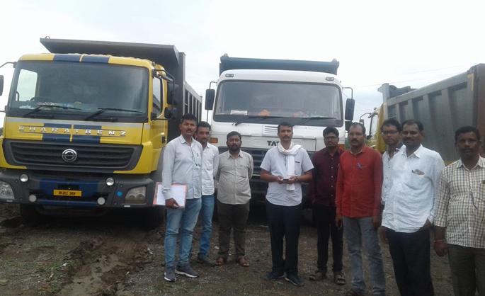 Officer's secret operations against sand smugglers | पंटरच्या ‘लोकेशन’विरुध्द अधिकाऱ्यांचा गनिमी कावा Officer's secret operations against sand smugglers | पंटरच्या ‘लोकेशन’विरुध्द अधिकाऱ्यांचा गनिमी कावा