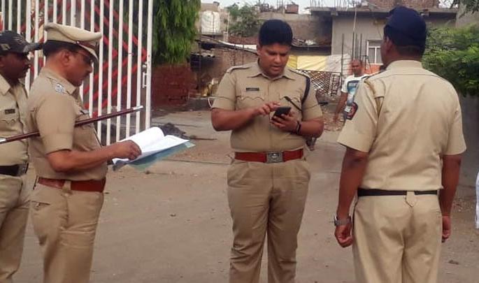 Inspection by the Superintendent of polling station | मतदान केंद्राची पोलीस अधीक्षकांकडून पाहणी Inspection by the Superintendent of polling station | मतदान केंद्राची पोलीस अधीक्षकांकडून पाहणी