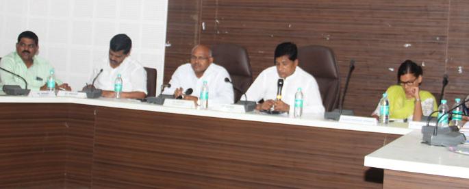 Discussion in Jalna Zp meeting on lazy officers | कामचुकार अधिकाऱ्यांवरुन गाजली सभा Discussion in Jalna Zp meeting on lazy officers | कामचुकार अधिकाऱ्यांवरुन गाजली सभा