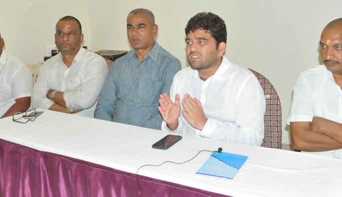 Suicide for Maratha Reservation is not an option - Jadhav | मराठा आरक्षणासाठी आत्महत्या हा पर्याय नाही -जाधव