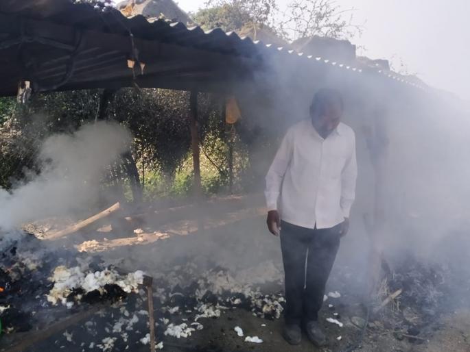 Millions of materials burned in a freezer | गोठ्यातील लाखोंचे साहित्य जळून खाक Millions of materials burned in a freezer | गोठ्यातील लाखोंचे साहित्य जळून खाक