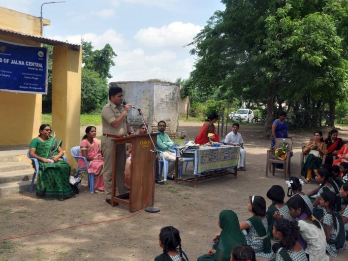 Lessons of self-defense given to the students | विद्यार्थिनींना दिले स्वसंरक्षणाचे धडे Lessons of self-defense given to the students | विद्यार्थिनींना दिले स्वसंरक्षणाचे धडे