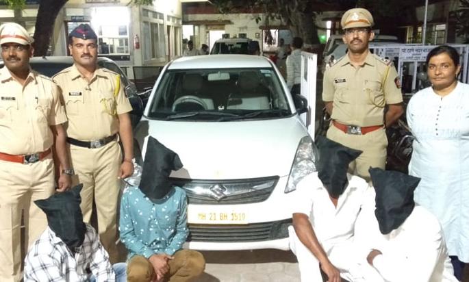 All four begged for ransom | खंडणी मागणारे चौघे जेरबंद All four begged for ransom | खंडणी मागणारे चौघे जेरबंद