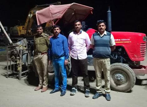 Trace the illegal sand leak tractor | अवैध वाळू उपसा करणारा ट्रॅक्टर पकडला Trace the illegal sand leak tractor | अवैध वाळू उपसा करणारा ट्रॅक्टर पकडला