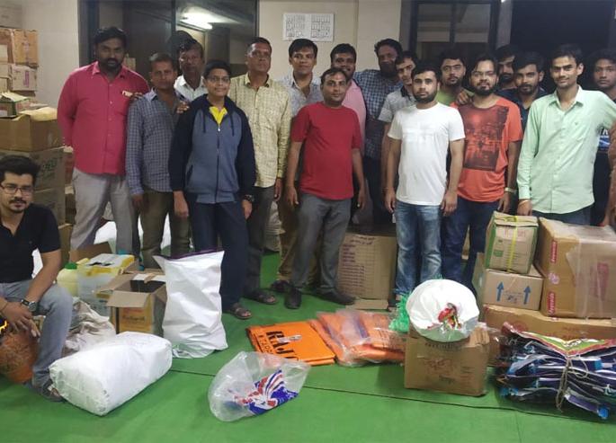 Enormous help to flood victims through the Advocacy Club initiative | अॅडविक क्लबच्या पुढाकारातून पूरग्रस्तांना भरभरून मदत Enormous help to flood victims through the Advocacy Club initiative | अॅडविक क्लबच्या पुढाकारातून पूरग्रस्तांना भरभरून मदत