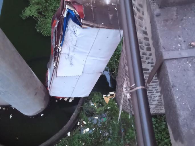 Breaking the mud bridge embankment into the Eicher Tempo River Basin | कादवा पुलाचे कठडे तोडून आयशर टेम्पो नदीपात्रात Breaking the mud bridge embankment into the Eicher Tempo River Basin | कादवा पुलाचे कठडे तोडून आयशर टेम्पो नदीपात्रात