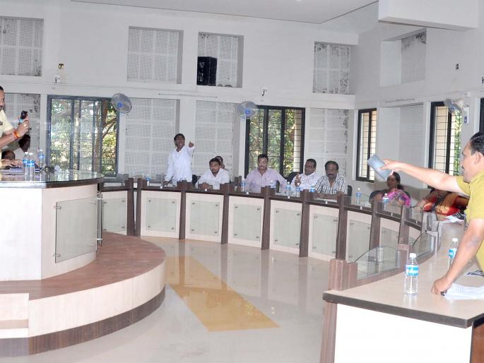 Officers' meeting was held in the Finance Committee meeting, the members expressed their disappointment | वित्त समिती सभेला अधिकाऱ्यांची दांडी, सदस्यांनी व्यक्त केली नाराजी  Officers' meeting was held in the Finance Committee meeting, the members expressed their disappointment | वित्त समिती सभेला अधिकाऱ्यांची दांडी, सदस्यांनी व्यक्त केली नाराजी