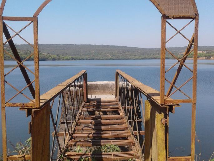 For Kaskhakakupul Nam, danger bell: Photostation of tourists on the bridge | कासचा साकवपूल नावापुरताच, धोक्याची घंटा : पुलावर चढून पर्यटकांचे फोटोसेशन For Kaskhakakupul Nam, danger bell: Photostation of tourists on the bridge | कासचा साकवपूल नावापुरताच, धोक्याची घंटा : पुलावर चढून पर्यटकांचे फोटोसेशन