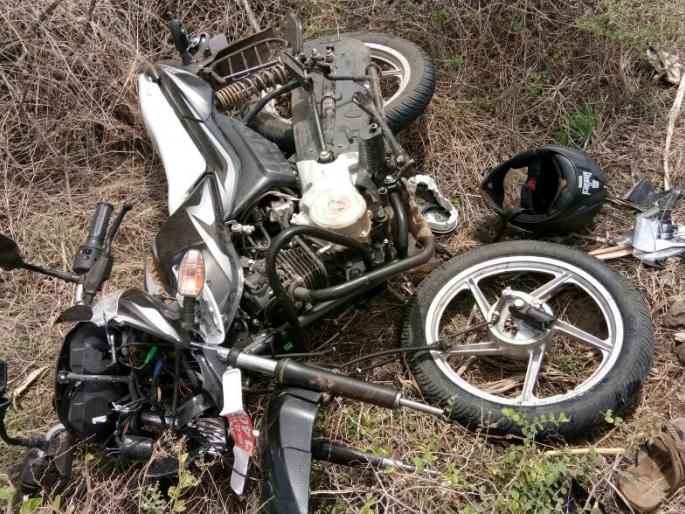 Satara: bikers hit face to face; Police personnel killed and two | सातारा : दुचाकींची समोरासमोर धडक; पोलीस कर्मचाऱ्यासह दोघे ठार Satara: bikers hit face to face; Police personnel killed and two | सातारा : दुचाकींची समोरासमोर धडक; पोलीस कर्मचाऱ्यासह दोघे ठार