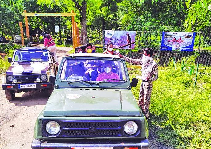 Sanctuaries opened, the crowd of tourists increased | अभयारण्ये खुली होताच वाढली पर्यटकांची गर्दी