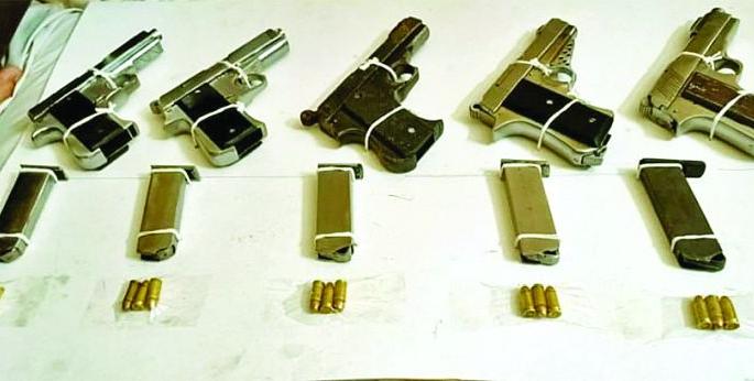 Accused arrested with five desi gangs at Jamod, Jalgaon | जळगाव जामोद येथे पाच देशी कट्ट्यांसह आरोपी जेरबंद