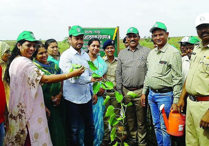 Peoples Movement requires creation of forests - Sanjay Kute | वनराई निर्माण करण्यासाठी जनचळवळ आवश्यक - संजय कुटे Peoples Movement requires creation of forests - Sanjay Kute | वनराई निर्माण करण्यासाठी जनचळवळ आवश्यक - संजय कुटे