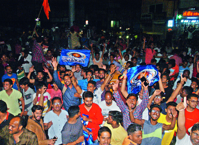 Cricket Players, it was not good! | क्रिकेटवेड्यांनो, हे वागणं बरं नव्हं! Cricket Players, it was not good! | क्रिकेटवेड्यांनो, हे वागणं बरं नव्हं!