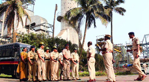 The collapse of the sugar factory collapsed in police custody | पोलीस बंदोबस्तात साखर कारखान्यांचे गाळप The collapse of the sugar factory collapsed in police custody | पोलीस बंदोबस्तात साखर कारखान्यांचे गाळप